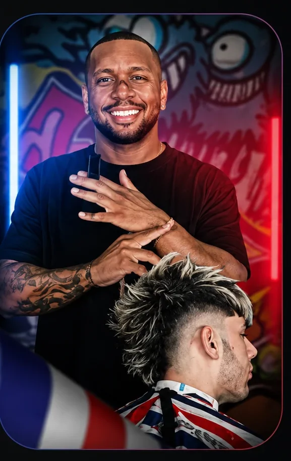 Barbeiro da São Francisco sorrindo com cliente sendo atendido